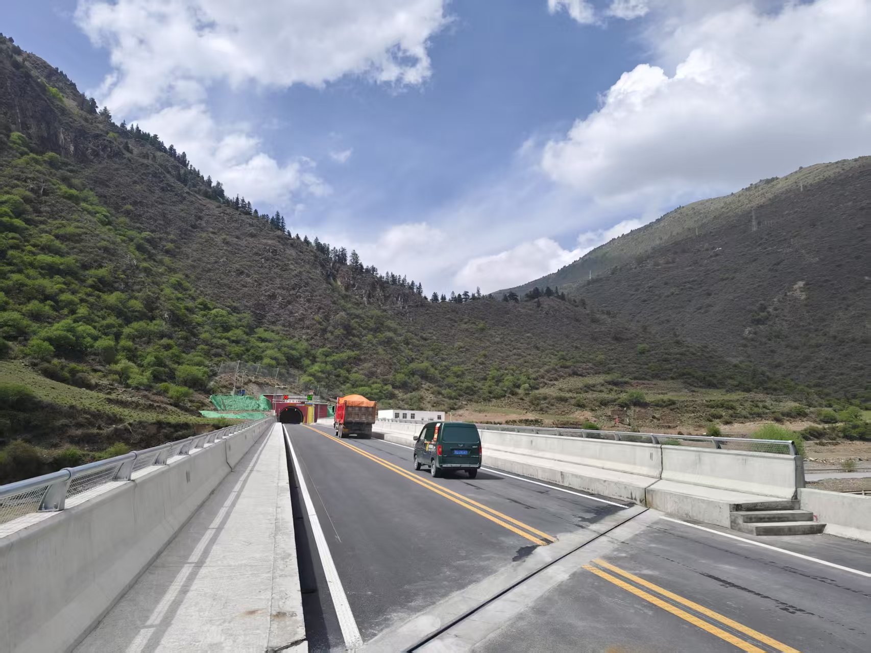 國道227項目正式通車,開啟壤塘交通新格局 國道227項目正式通車,開啟壤塘交通新格局